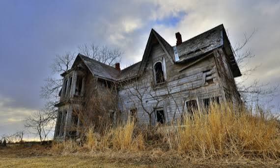 A buyer reviewing a home listing without their own realtor